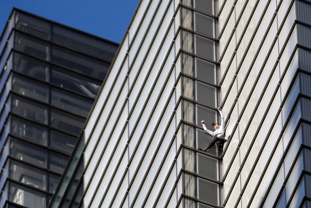 Le "spiderman francais" alain robert escalade une tour a londres