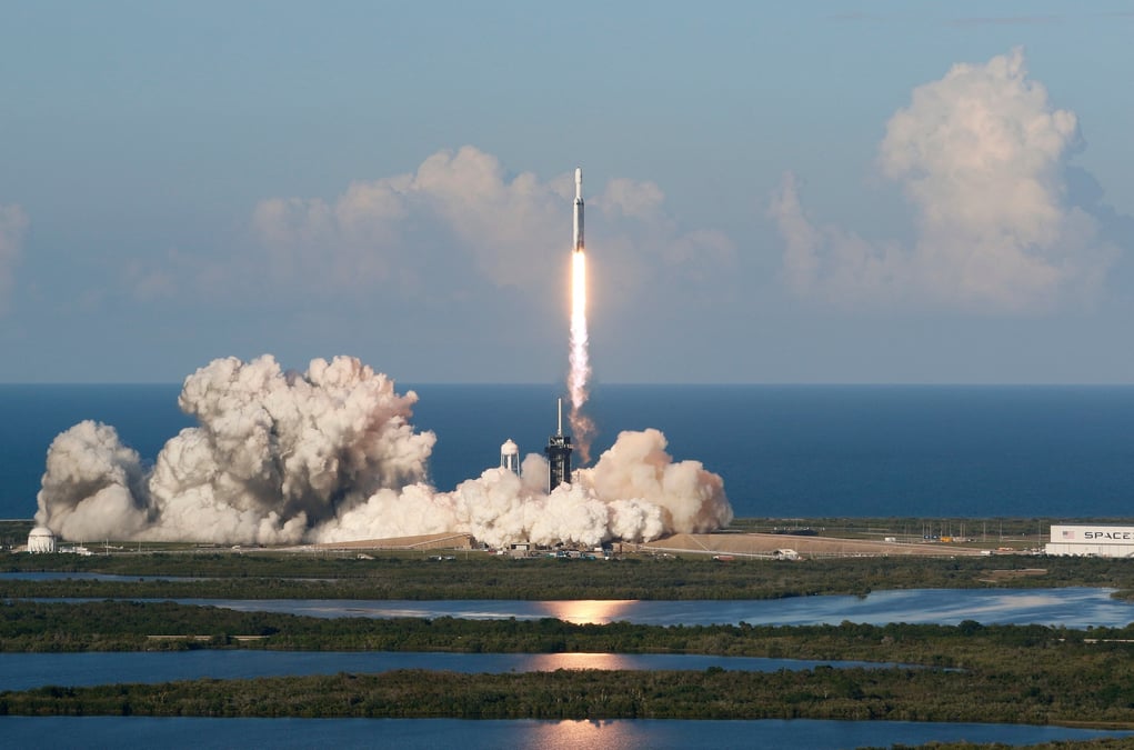 Spacex met sur orbite ses premiers satellites pour starlink