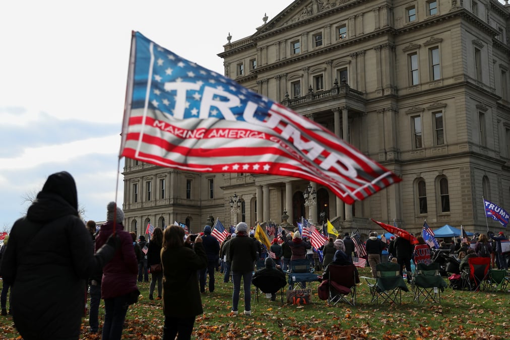 L'equipe de donald trump retire sa plainte dans le michigan