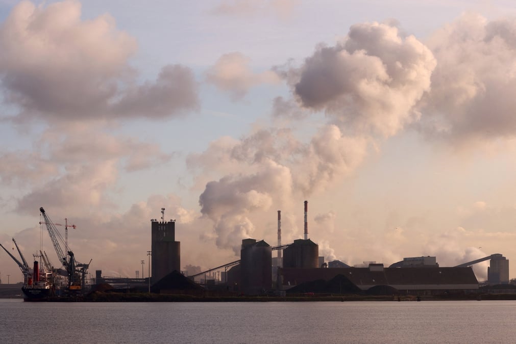 Une usine du port de dunkerque (nord)