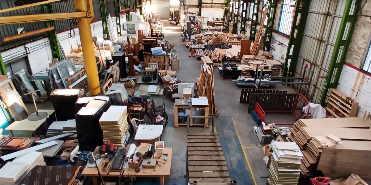 Vue de l'entrepôt des Bâtineurs à Rouen, l'une des deux plateformes normandes de collecte et de revente de matériaux de réemploi.