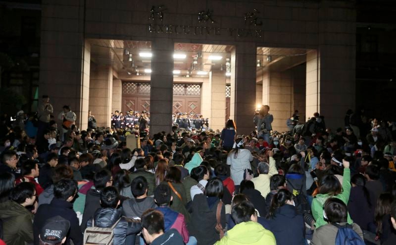 Des manifestants occupent le siège du gouvernement à Taiwan