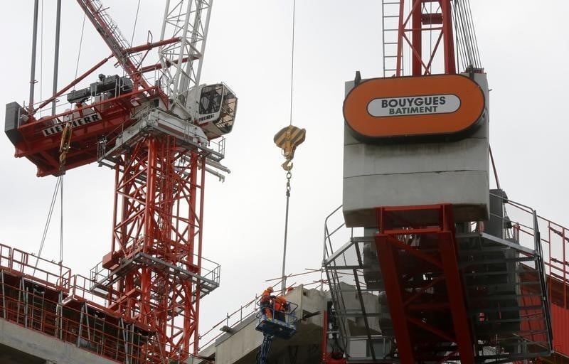 Bouygues confirme ses objectifs malgre un trimestre en recul