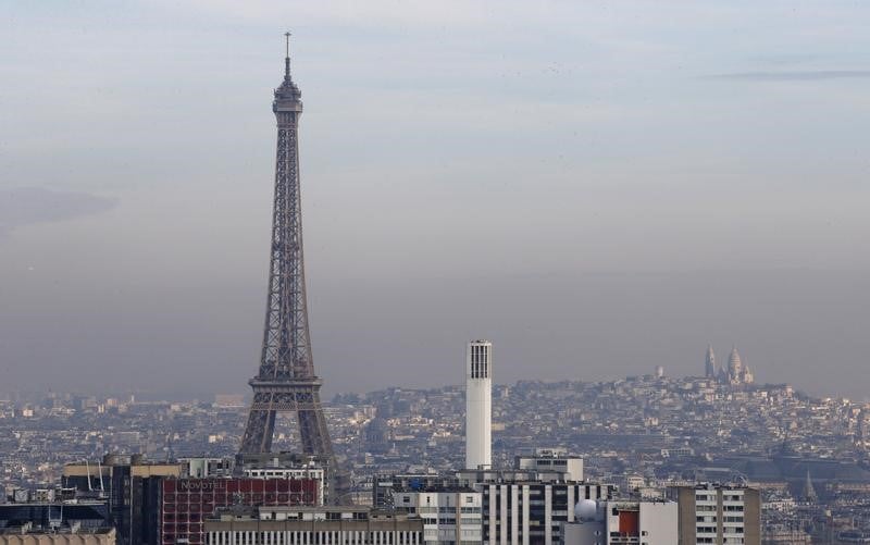 Greenpeace devoile une banderole anti-fn a la tour eiffel