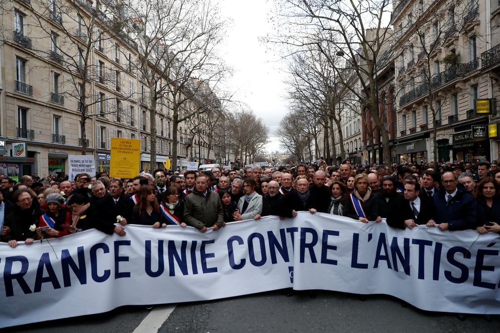 Le pen et melenchon hues a la marche pour mireille knoll