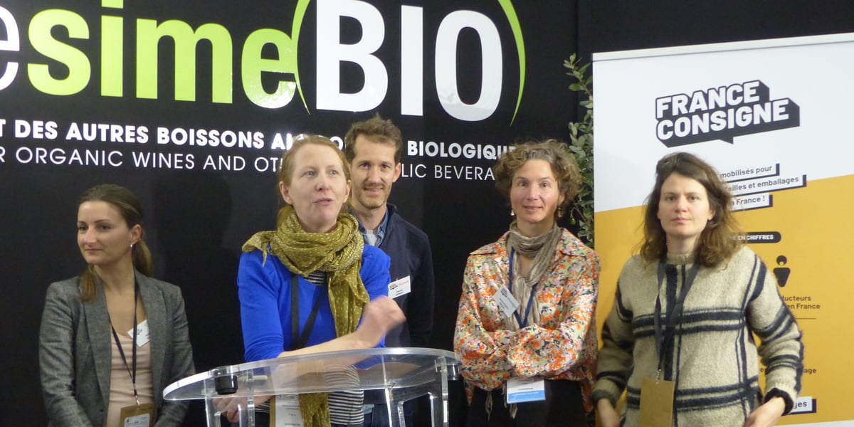 Le 30 janvier 2023 sur le salon Millésime Bio, Clémence Richeux, gérante de la Scic Ma bouteille s'appelle revient (basée dans la Drôme et spécialisée dans la collecte et le lavage de contenants verre en vue de leur réutilisation) annonce le lancement de France Consigne.