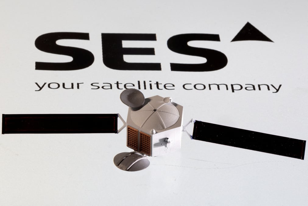 Illustration d'un satellite et le logo de ses