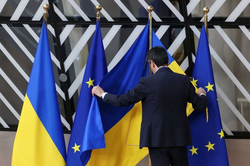Les drapeaux ukrainiens et de l'union europeenne, a bruxelles