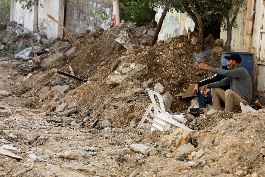 Degats dans une rue apres un raid israelien a jenine, en cisjordanie occupee par israel