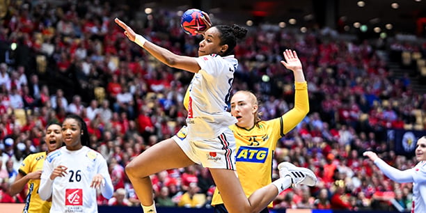 La capitaine française, Estelle Nze Minko, lors de la demi-finale face à la Suède, vendredi à Herning (Danemark).