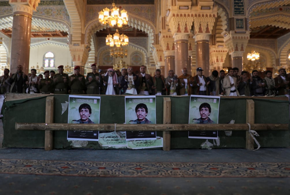 Des personnes en deuil prient devant les cercueils de combattants houthis tues lors de recentes frappes americaines sur des cibles du mouvement houthi