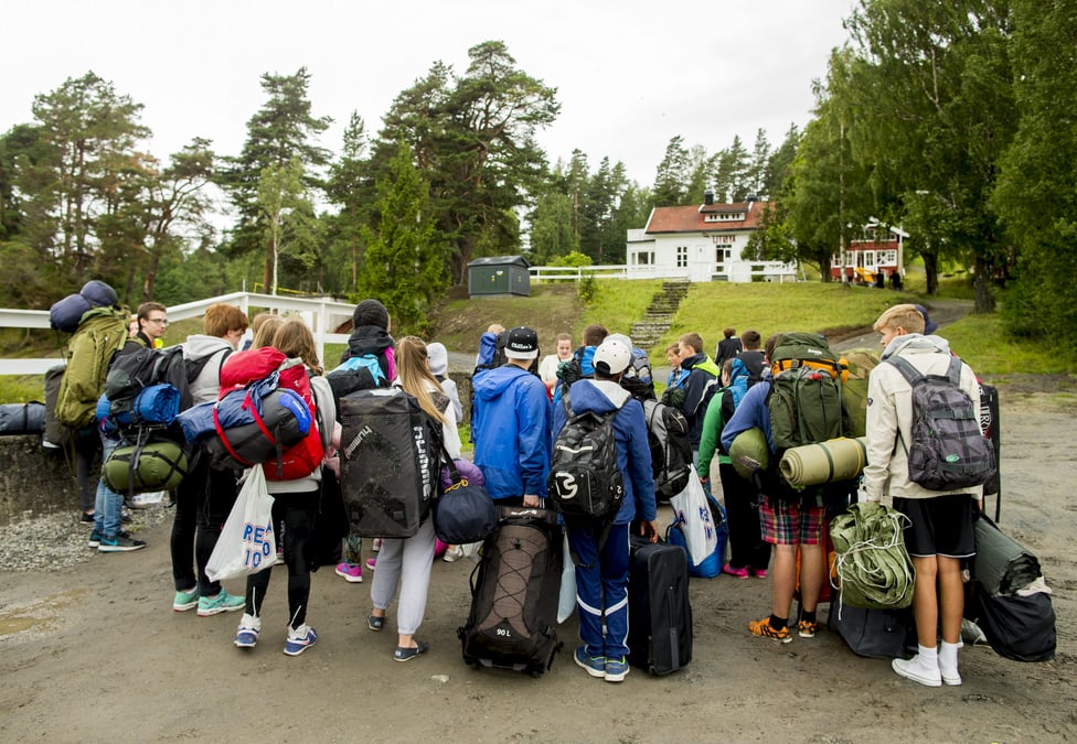 Les jeunes travaillistes de retour sur l'ile d'utoya en norvege
