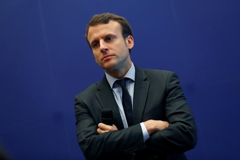 Emmanuel macron reunit ses troupes a la mutualite