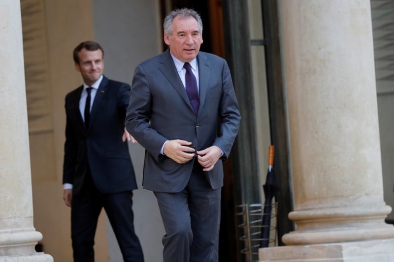 Bayrou prend la defense de macron