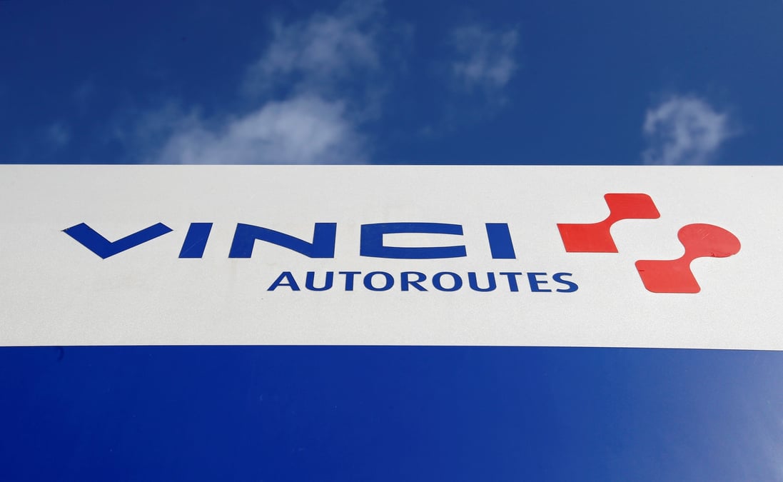 Le logo de vinci est represente sur l'autoroute a62 a saint-jory