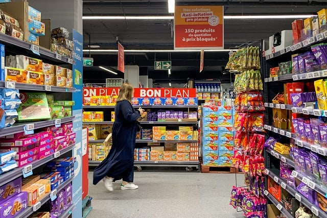 Malgré l'offensive des distributeurs, leurs moyens de pression sont plutôt limités. La grande distribution dépend en effet fortement des marques nationales, qui sont les plus gros pourvoyeurs de promotions, fondamentales pour attirer les clients dans les magasins.
