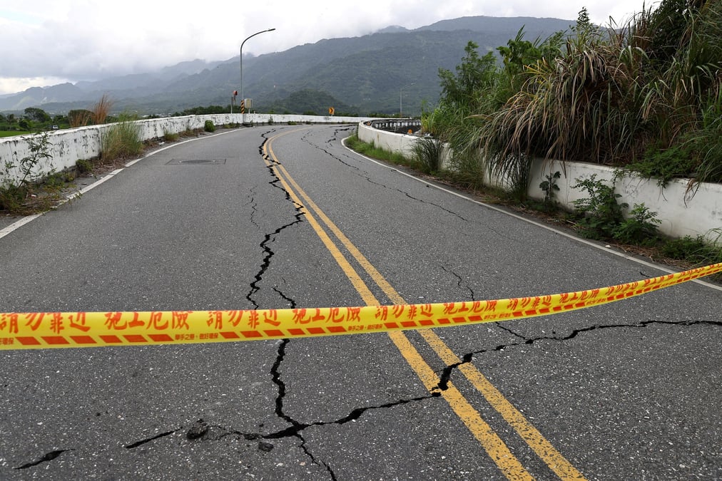 Photo d'archives : une route endommagee apres un tremblement de terre a hualien, taiwan