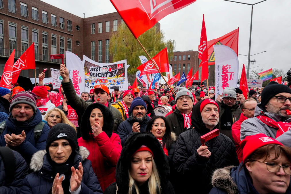 Des employes protestent lors d'une greve d'avertissement organisee par le syndicat ig metall, devant le siege de volkswagen a wolfsburg