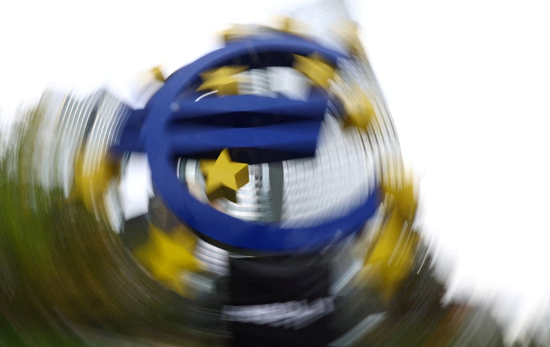 Le symbole de l'euro a francfort, en allemagne