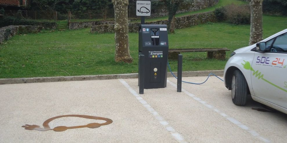La croissance du nombre de véhicules électriques vendus et de bornes de recharge installées est identique en Nouvelle-Aquitaine.