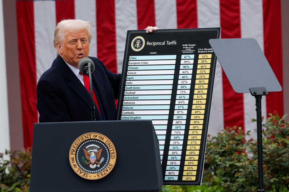 Donald Trump présentant ses tarifs douaniers en avril, à la Maison-Blanche.