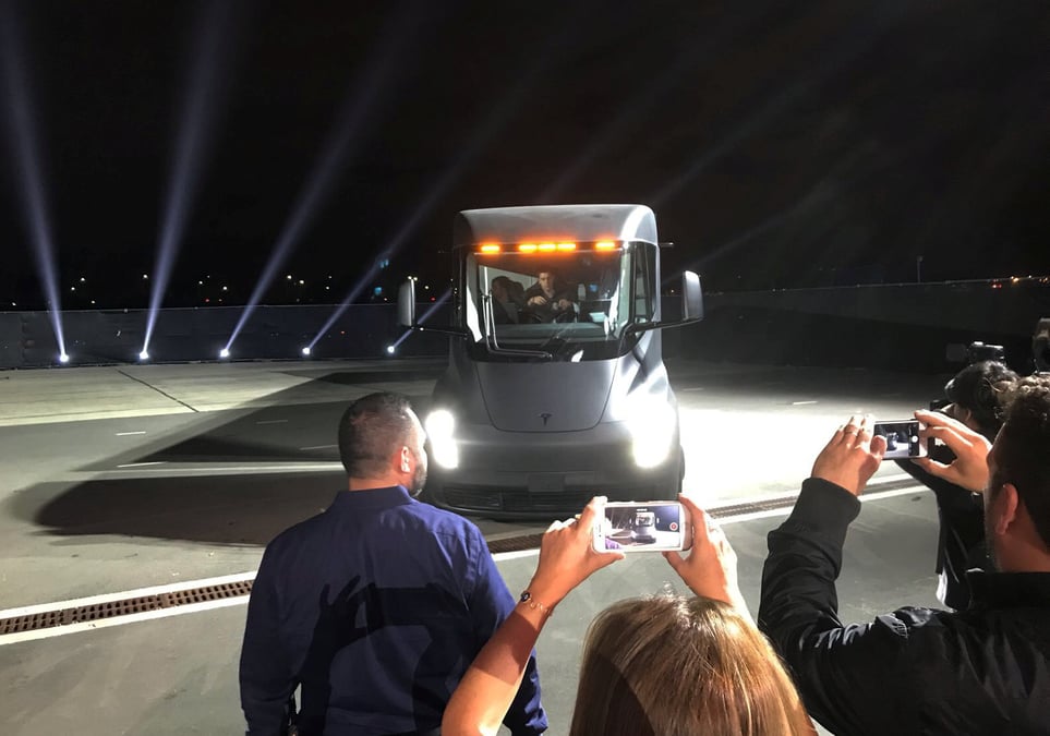 Tesla devoile un prototype de gros camion electrique