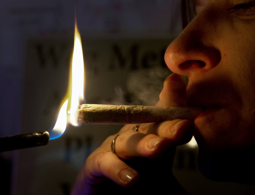Une consommatrice de cannabis dans un cafe a amsterdam