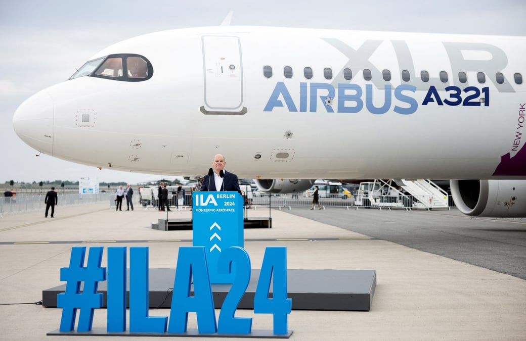 Le chancelier allemand olaf scholz lors de l'ouverture du salon international de l'aerospatiale ila a l'aeroport de schoenefeld