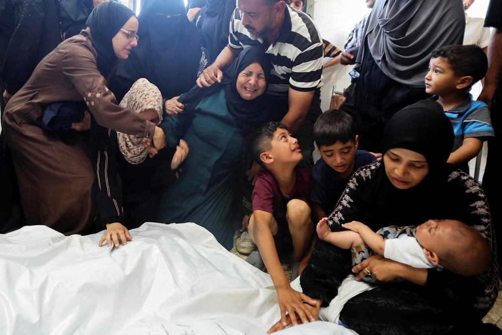 Les palestiniens pleurent leurs proches tues lors de frappes israeliennes