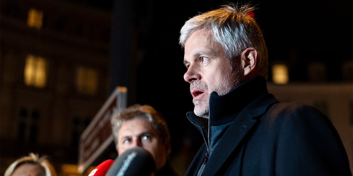 Laurent Wauquiez répond aux questions des journalistes après avoir été reçu par le président de la république au palais de l'Elysée à Paris, le 6 décembre 2024.