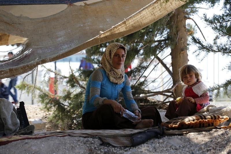 Des syriens refugies en turquie veulent aider leurs proches bloques de l'autre cote de la frontiere