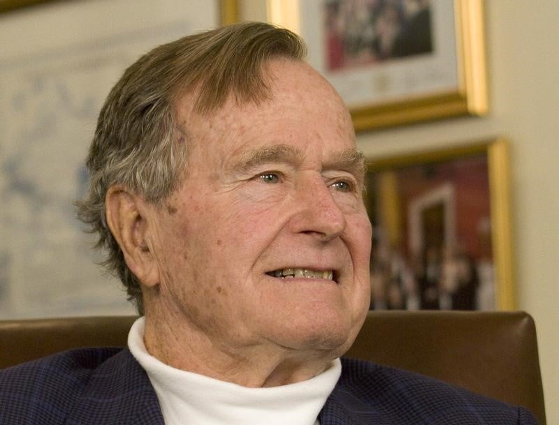 L'ex-president george h.w. bush hospitalise a houston