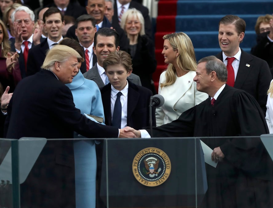 Donald trump a prete serment en tant que president des etats-unis