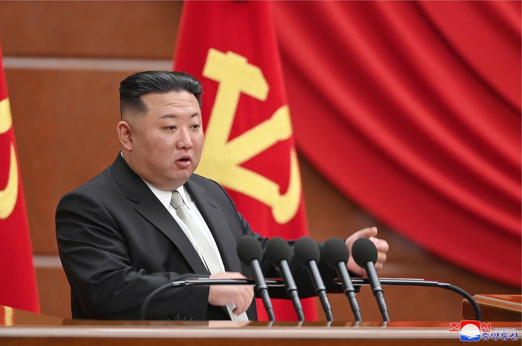 Photo de kim jong-un lors d'une session de la sixieme reunion elargie du huitieme comite central du parti des travailleurs, a pyongyang, en coree du nord