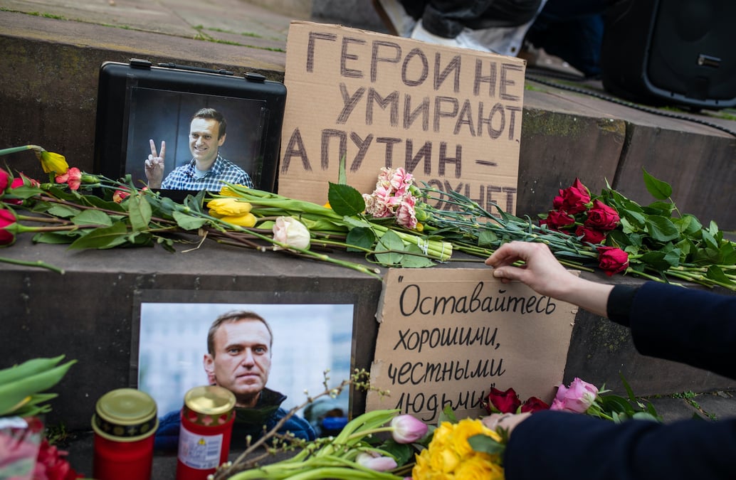 Plusieurs bouquets de fleurs ont été déposés sur ce monument aux victimes de la répression politique situé juste à côté de la Loubianka, le tristement célèbre siège du KGB soviétique puis du FSB russe. (Photo d'illustration).