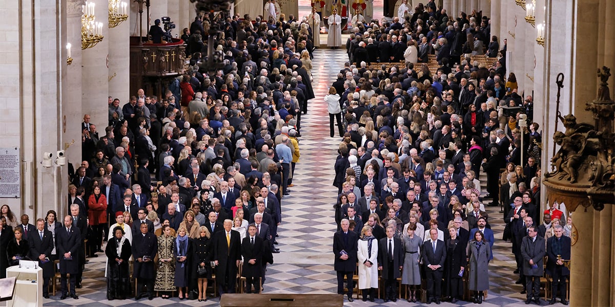 Des invités assistent à l'ouverture des portes de la cathédrale Notre-Dame lors de la cérémonie marquant la réouverture de la cathédrale emblématique, dans le centre de Paris, le 7 décembre 2024.