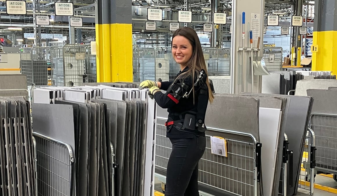 Chez Saunier Duval, des opératrices utilisent des exosquelettes pour soulager leur dos.
