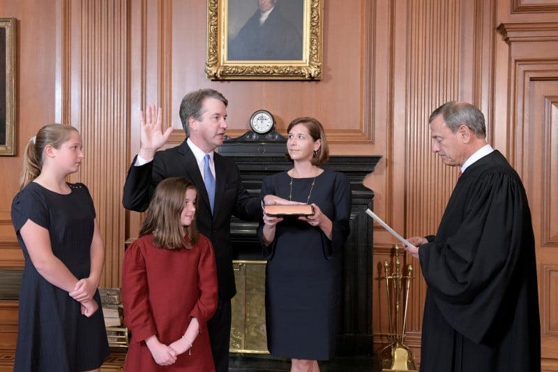 Le juge brett kavanaugh intronise a la cour supreme des etats-unis
