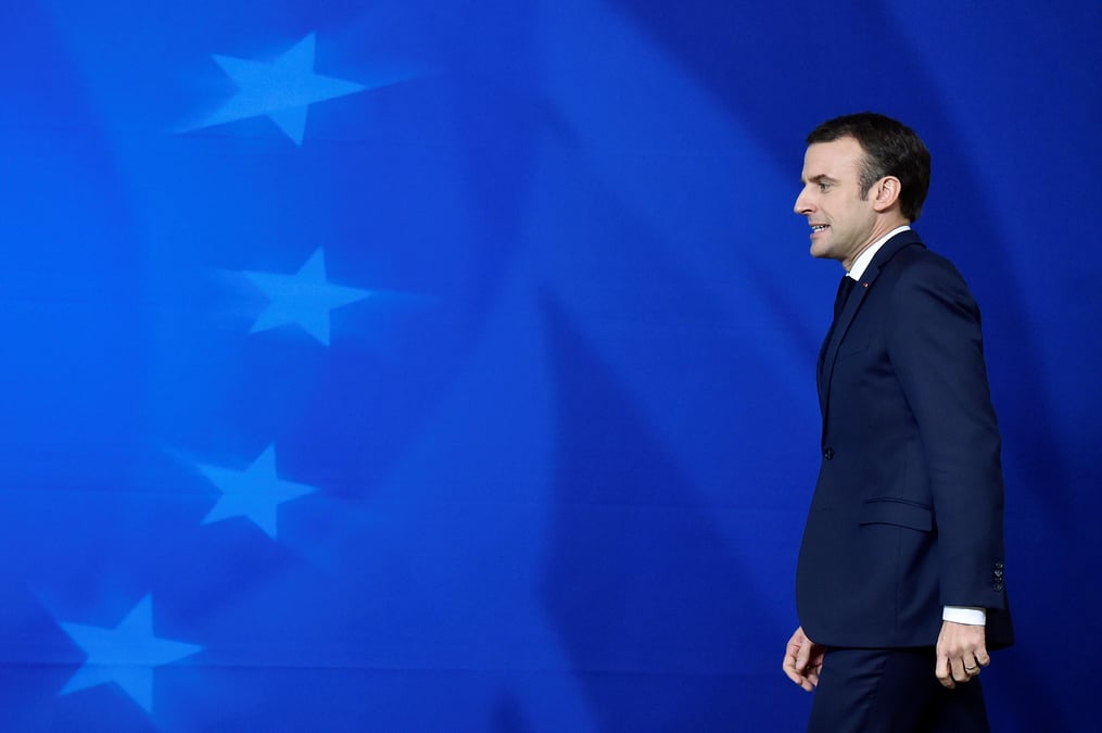Gilets jaunes: macron absent a biarritz pour preparer le debat