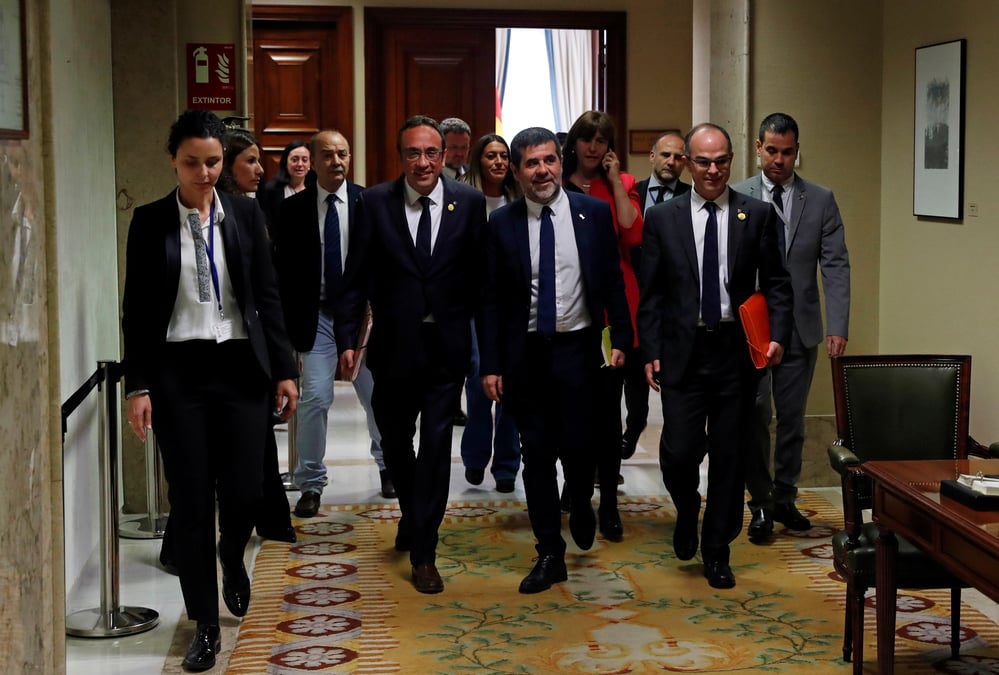 Cinq separatistes catalans emprisonnes pretent serment au parlement