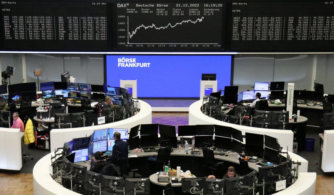 Photo des traders travaillant a leurs bureaux a la bourse de francfort