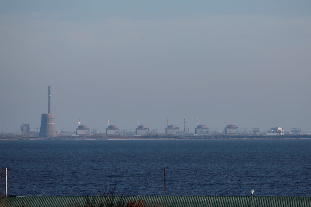 Vue de la centrale nucleaire de zaporijjia depuis la ville de nikopol