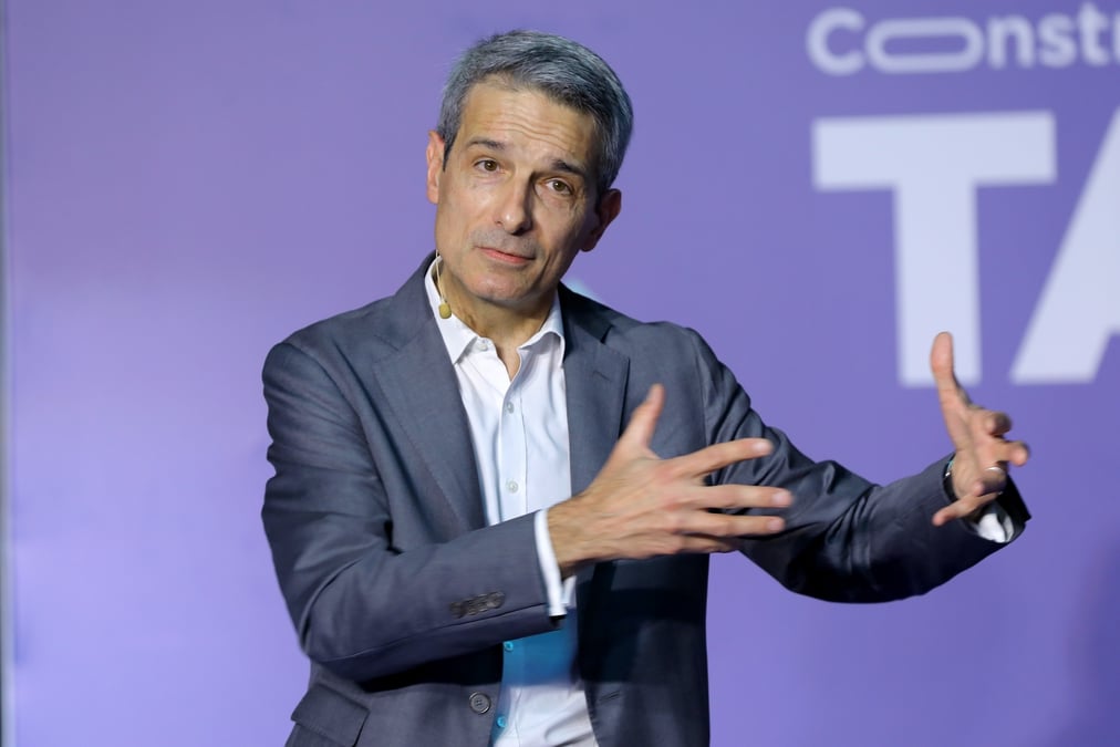 Le directeur général de Saint-Gobain, Benoit Bazin, lors d'un débat public à Dubaï le 6 décembre 2023.