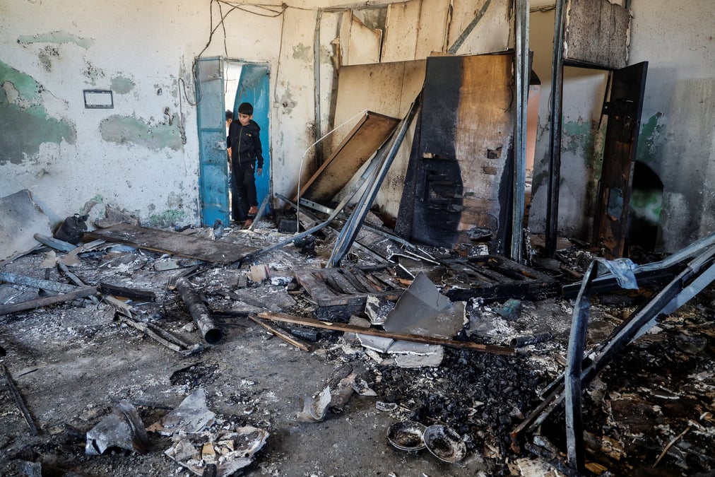 Des personnes inspectent un batiment qui a ete detruit lors d'operations israeliennes a qabatiya, pres de jenin dans la cisjordanie occupee