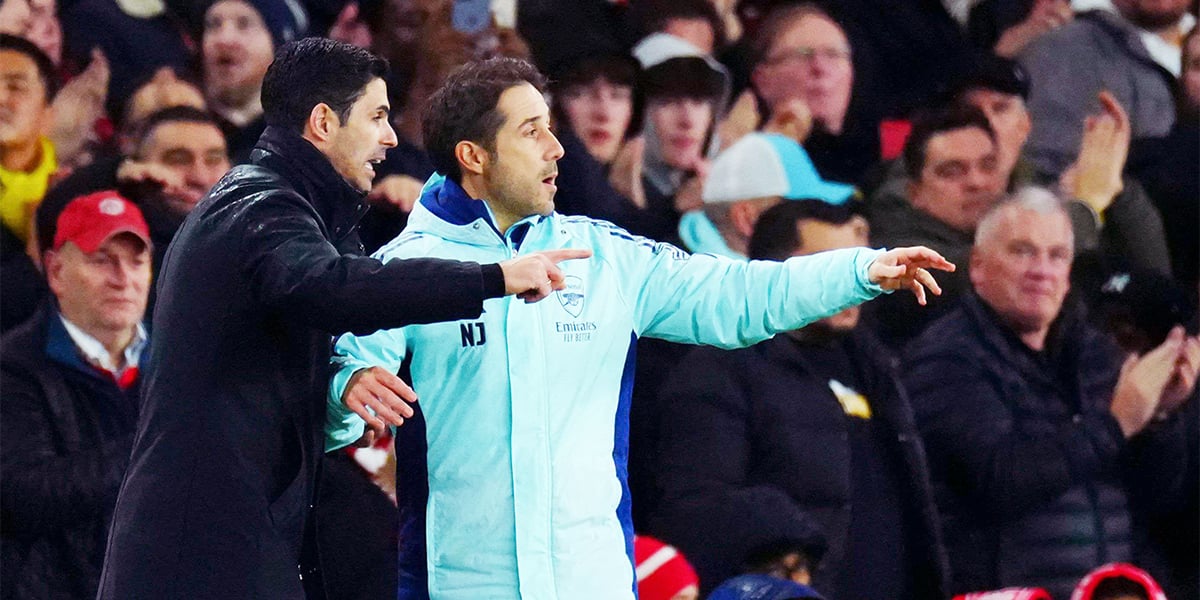 Mikel Arteta et Nicolas Jover (à droite) lors du match Arsenal-Manchester United, mercredi.