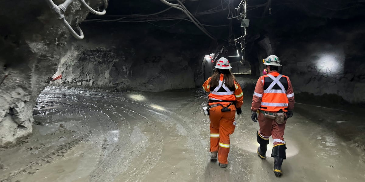 Des ouvriers marchent dans un tunnel de la mine de cuivre Codelco El Teniente, la plus grande mine de cuivre souterraine au monde, près de Rancagua, au Chili, le 30 juillet 2024.