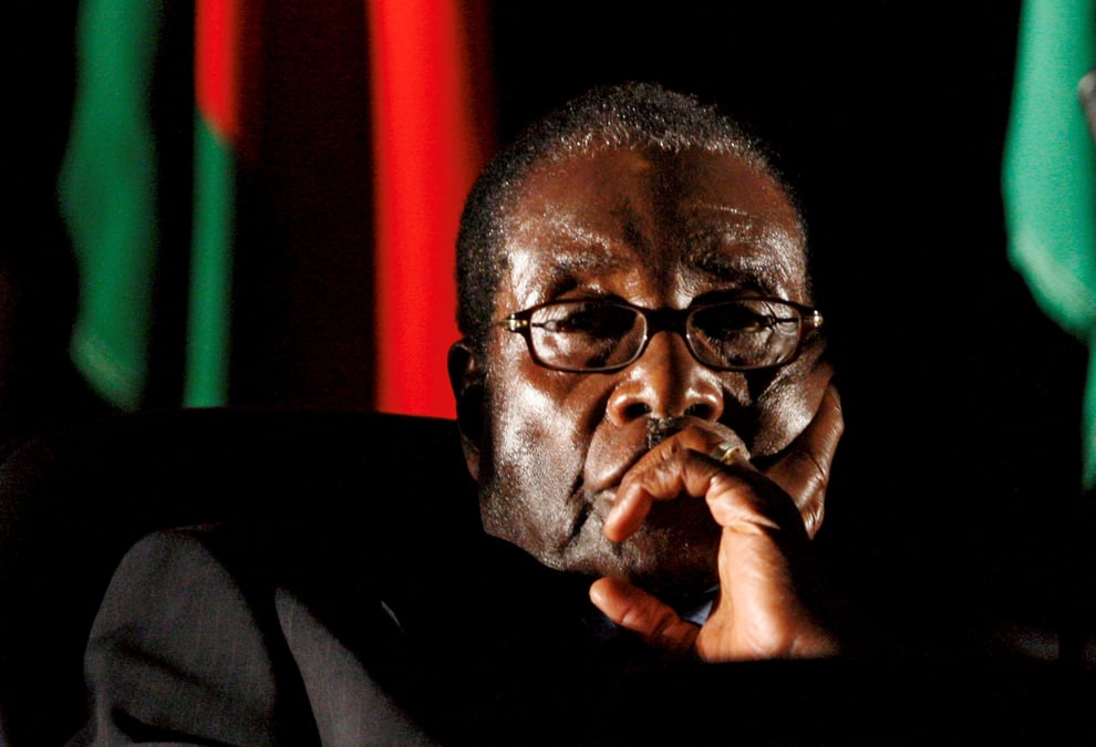 Le sort de mugabe en jeu dans la confusion du coup d'etat
