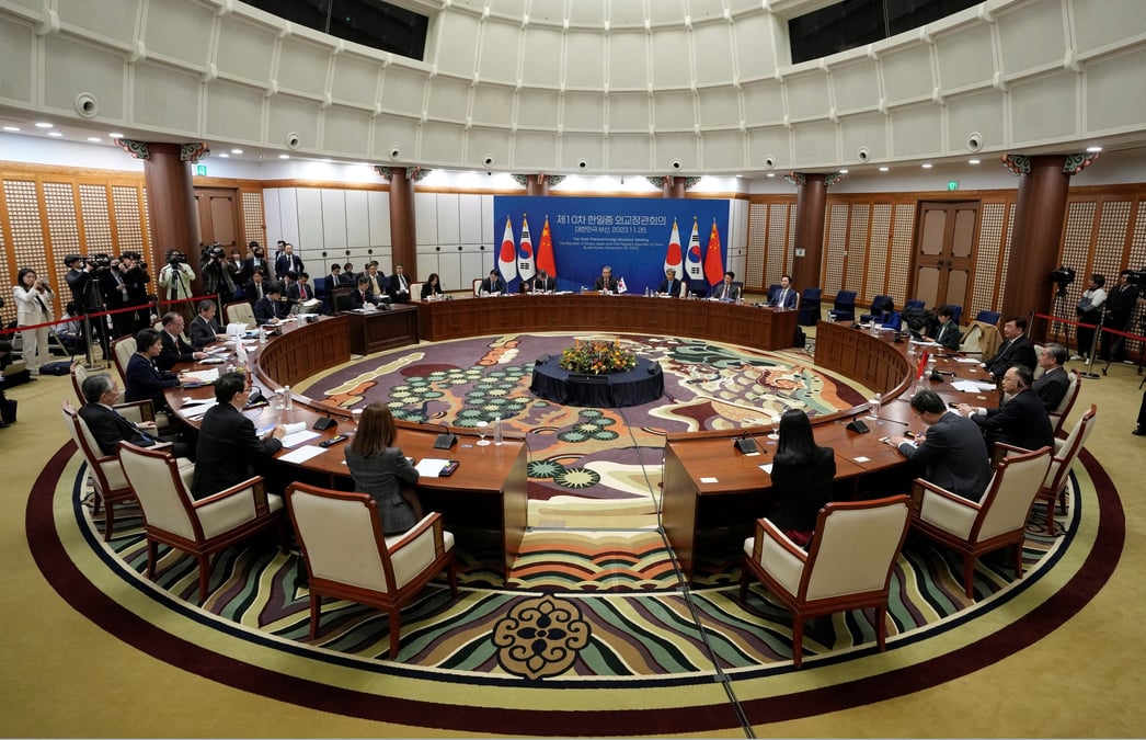 Des delegations de coree du sud, chine et japon participent a une reunion trilaterale des ministres des affaires etrangeres a busan, en coree du sud