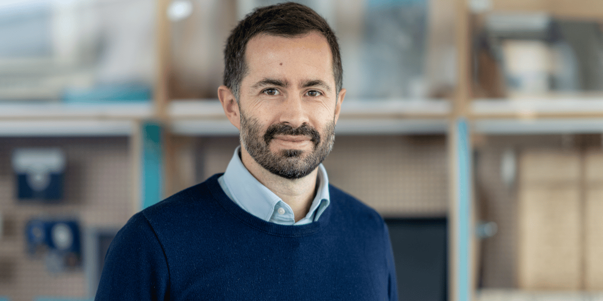 Docteur en sociologie à l'Inria et directeur scientifique du LaborIA, Yann Ferguson consacre une large partie de ses travaux à l'éthique de l'intelligence artificielle (IA) et à ses effets sociétaux.