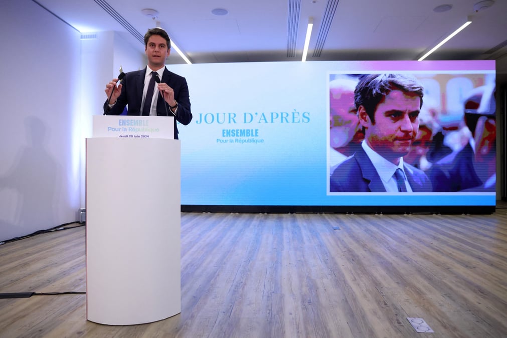 Le premier ministre tient une conference de presse pour presenter son programme en vue d'elections legislatives anticipees